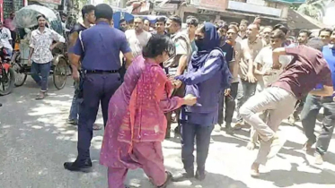 পুলিশের সামনে নারী উদ্যোক্তাকে মারধর, ভাইরাল ভিডিও নিয়ে তোলপাড়