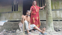 চিকিৎসার অভাবে গ্যাংগ্রিনে পচছে পা, অসহায় মজলুর বাঁচার আকুতি