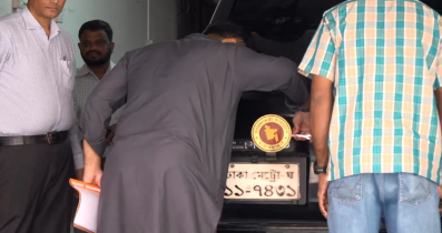 গাড়ি থেকে নিজ হাতে সরকারি লোগো খুললেন ইশরাক হোসেন