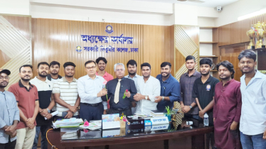 তিতুমীরে শিক্ষক দিবসে শিক্ষা গুরুদের জানানো হলো ফুলেল শুভেচ্ছা 