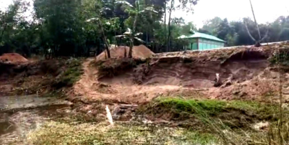 বিশ্বম্ভরপুরে বালু লুটে বসতবাড়ি ঝুঁকিতে