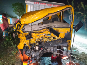 ত্রিশালে দুই কাভার্ড ভ্যান ও লরির সংঘর্ষে আহত ৩