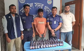 নড়াইলে প্রাইভেটকারের ট্রাংকে মিলল ৫০ বোতল এসকাফ, আটক ১