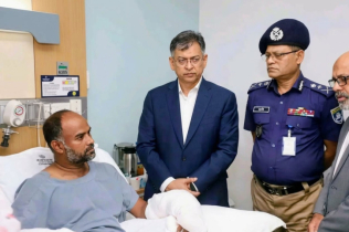 আহত পুলিশ পরিদর্শককে দেখতে হাসপাতালে স্বরাষ্ট্রমন্ত্রী ও আইজিপি