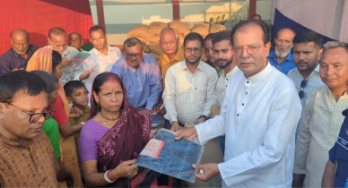 লালমনিরহাটে ১৬২ মন্দিরে চাল-উপহার বিতরণ