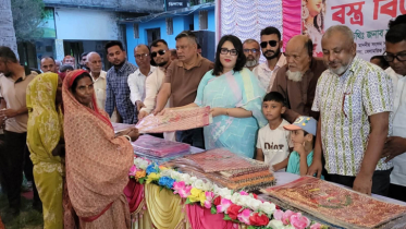 গাবতলীতে প্রধানমন্ত্রীর পক্ষ থেকে শাড়ি-লুঙ্গি বিতরণ