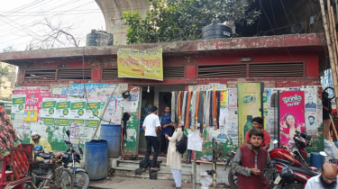 যাত্রাবাড়ীর পাবলিক টয়লেট যেন পোস্টারের প্রদর্শনী বোর্ড!