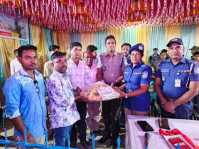 জামালপুরে দুর্গাপূজার মণ্ডপ পরিদর্শনে পুলিশ সুপার ফারহানা ইয়াসমিন