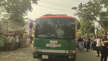 বাস থেকে হাত নেড়ে নেতাকর্মীদের শুভেচ্ছা জানালেন প্রধানমন্ত্রী