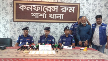 শার্শায় ১৮ স্বর্ণবারসহ পাচারকারী আটক
