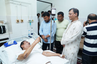 অসুস্থ ভূমিমন্ত্রীকে রামেক হাসপাতালে দেখতে গেলেন রাসিক প্রশাসক