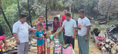 রোয়াংছড়িতে অগ্নিকাণ্ডে ক্ষতিগ্রস্তদের পাশে বিএনপি নেতা মাওসেতুং