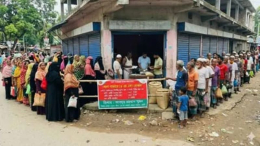 ফেনীতে ওএমএসের চাল-আটা পেতে দীর্ঘ লাইন, খালি হাতে ফিরছেন অনেকে