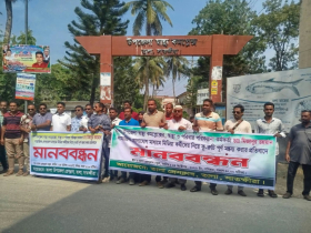 তালায় স্বাস্থ্য কর্মকর্তার কুরুচিপূর্ণ মন্তব্যের প্রতিবাদে মিছিল