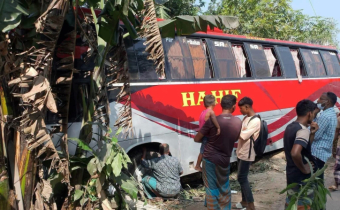পাইকগাছায় নিয়ন্ত্রণ হারিয়ে ঘরের ভেতর ঢুকে পড়ল নাইট কোচ