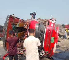 সরাইলে বাস-কাভার্ড ভ্যান মুখোমুখি সংঘর্ষে নিহত ২, আহত অন্তত ১২ জন