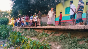 বাজিতপুরে পুকুর আছে পাড় নেই, ধসে পড়ার শঙ্কায় সরকারি রাস্তা