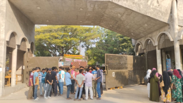 পাবিপ্রবিতে বাস থেকে পড়ে ছাত্রী আহত, ৭ দাবিতে প্রশাসনের আশ্বাস
