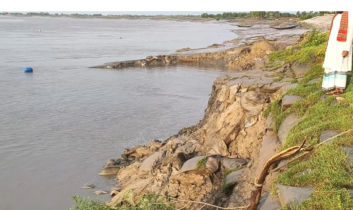 শ্যামনগরে ভয়াবহ নদীভাঙন, প্লাবনের শঙ্কায় জরুরি সংস্কারের দাবি