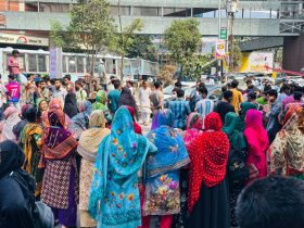 মিরপুর-১০-এ বেতন বৃদ্ধির দাবিতে গার্মেন্টস শ্রমিকদের অনশন