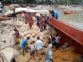 কীর্তনখোলায় কোস্টগার্ডের জাহাজের ধাক্কায় বিপাকে গমবাহী কার্গো