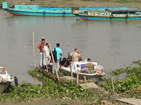 নিয়মের তোয়াক্কা নেই, গোপালপুর অতিরিক্ত যাত্রী নিয়ে চলছে স্পিডবোট