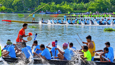 সন্ধ্যা নদীতে নৌকা বাইচ ঘিরে উৎসবমুখর উজিরপুর
