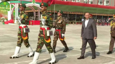 সেনাবাহিনীর ৭ ইউনিটকে জাতীয় পতাকা দিলেন প্রধানমন্ত্রী
