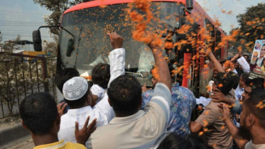 প্রধানমন্ত্রীর গাড়ি ঘিরে জনতার ঢল, পুষ্পবৃষ্টি