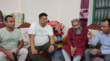 প্রধানমন্ত্রীর নির্দেশে শিক্ষক লালনকে বাড়িতে পৌঁছে দিল পুলিশ