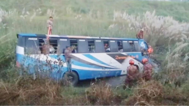 ঢাকা-মাওয়া এক্সপ্রেসওয়েতে বাস খাদে পড়ে নিহত ৩, আহত ১৬