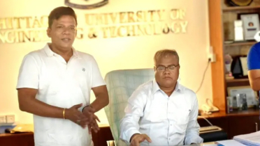 চুয়েটে অচলাবস্থার মধ্যে তালা ভেঙে প্রবেশ করলেন নতুন উপাচার্য