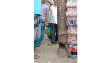 বরিশাল চকবাজারে ঝুঁকিপূর্ণ বিদ্যুতের খুঁটি, আতঙ্কে এলাকাবাসী