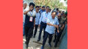 প্রটোকল ভেঙে নেতাকর্মীদের কাছে প্রধানমন্ত্রী