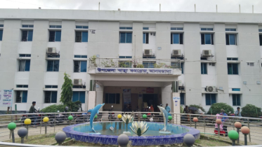 আলমডাঙ্গা স্বাস্থ্য কমপ্লেক্সে টিকিটের টাকা নিয়ে প্রশ্ন