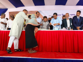 বাঁশখালীতে বন্যার্তদের মাঝে আর্থিক সহায়তার চেক বিতরণ করলেন প্রতিমন্ত্রী মীর শাহে আলম