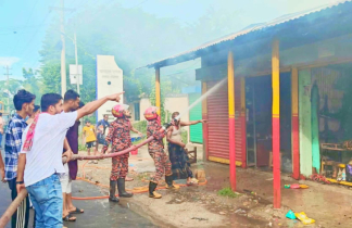 সেনবাগ পৌরসভা গেইট সংলগ্ন মার্কেটে অগ্নিকাণ্ড