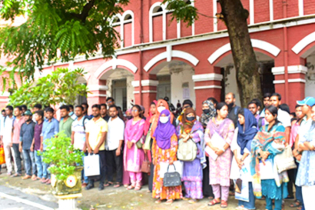 যশোরে শিক্ষক পদে সুপারিশ পেয়েও বাদ ১০৬ জন, প্রার্থীর হাহাকার