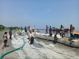 আশাশুনির প্রতাপনগরে নদীভাঙনে বেড়িবাঁধ, শঙ্কামুক্ত গ্রামবাসী